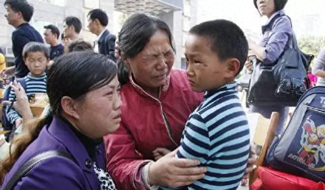 实拍被拐卖致残的孩子，人贩子被抓时，真叫大快人心！