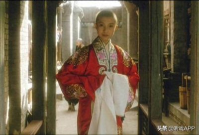 ​他是《霸王别姬》里的小豆子，出生在京剧世家，也曾饰演梅兰芳