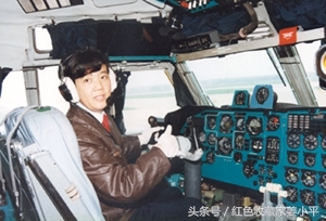 “功勋飞行员”岳喜翠，我军首位女飞行员将军