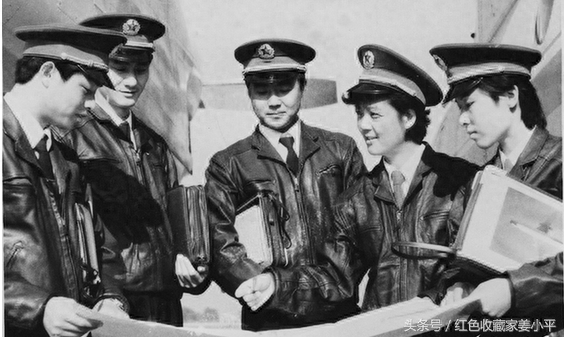 “功勋飞行员”岳喜翠，我军首位女飞行员将军