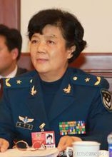 “功勋飞行员”岳喜翠，我军首位女飞行员将军