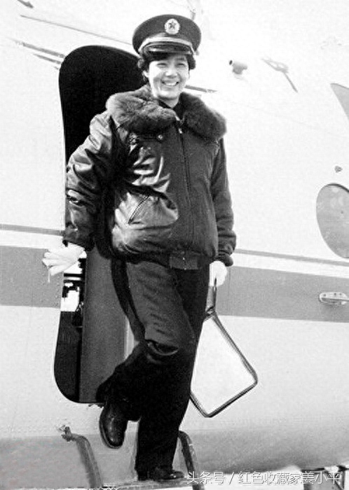 “功勋飞行员”岳喜翠，我军首位女飞行员将军