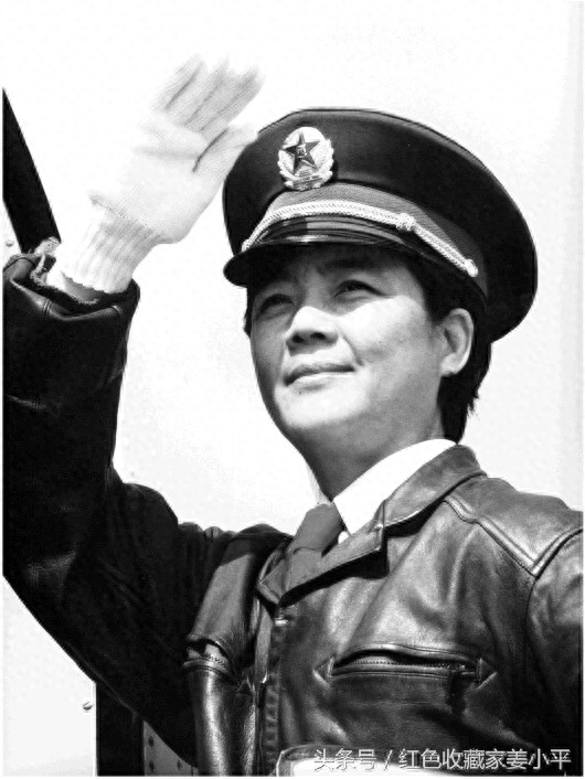 “功勋飞行员”岳喜翠，我军首位女飞行员将军