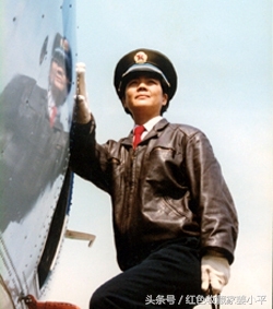 “功勋飞行员”岳喜翠，我军首位女飞行员将军
