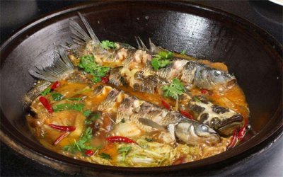 ​炖鱼放什么调料最好吃（不管炖什么鱼，不要放料酒，只需多加“3种料”，鱼越