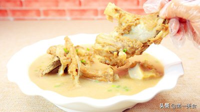 ​家常炖羊骨头的做法 巧用白酒炖羊骨汤，浓郁鲜香营养足