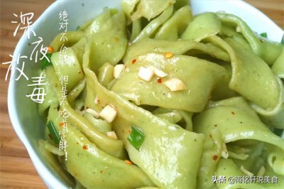 ​手工拉面的做法：1碗面粉，1根黄瓜，营养又解馋！