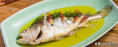 ​如何做清蒸鲈鱼，厨师教你“3加2不加”技巧，鱼肉雪白鲜美，软嫩不腥气