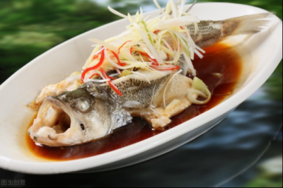 ​清蒸鲈鱼的做法家常做法分享，鱼肉鲜嫩洁白无腥味