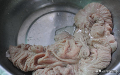 ​猪大肠清洗的最佳方法，教你一招，半小时不腥不臭