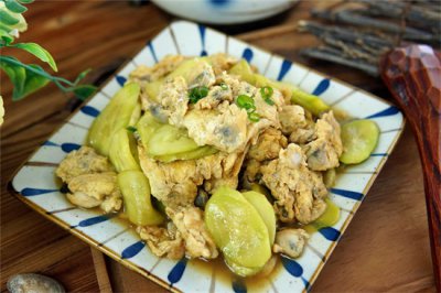 ​花甲搭配什么一起炒？它和花甲一起炒是绝配，鲜味挡也挡不住