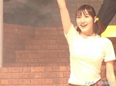 ​这个女人就是尾田妻子，她扮演的娜美剧照近日公布，不愧模特出身