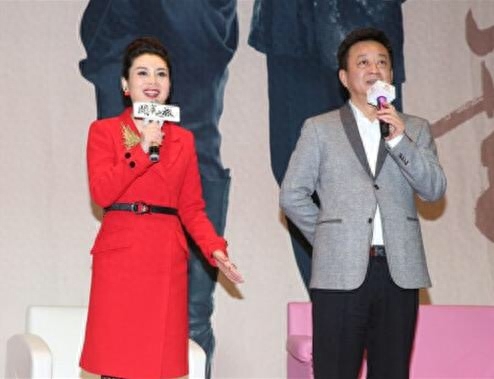 53岁央视一哥朱军和妻子谭梅近照，47岁妻子比董卿还美