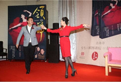 53岁央视一哥朱军和妻子谭梅近照，47岁妻子比董卿还美