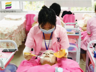 ​怎么做面部水疗？广西美容课堂上老师教你