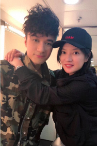 ​古巨基演唱会，赵薇素颜出现捧场，后台合照引发回忆杀