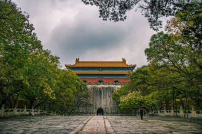 ​明孝陵占地面积达170余万平方米，是中国规模最大的帝王陵寝之一