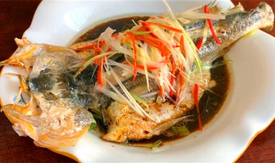 ​怎么样做清蒸鱼 ，有人放盐，有人放生抽，都不对，教你正确做法