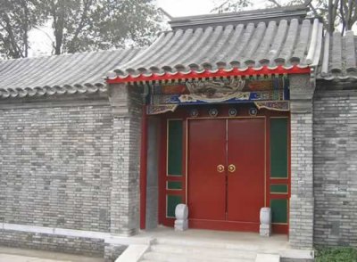 ​北京等地四合院的大门一般是开在哪个角上(四合院的院门为什么开在东南角上？)