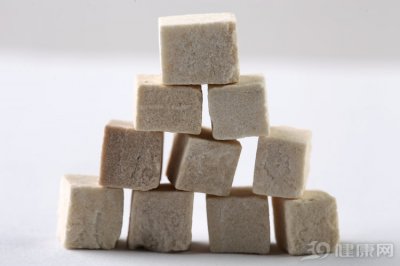 ​茯苓的功效与作用及食用方法 几块钱一把茯苓，能治五种病，划算！