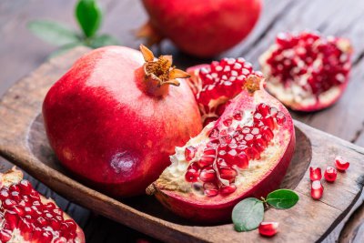​怎样挑选石榴小窍门，记住这4点，保证石榴个个甘甜，饱满多汁