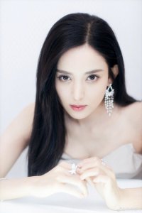 ​韩式无辜泪眼妆的画法 无辜“泪眼妆” 放大双眼的秘诀就在这一步