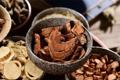 ​静脉曲张吃什么药缓解最好（四味药治好了静脉曲张，还别不信，活血化瘀通经络