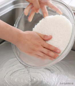 ​白色衣服发黄了怎么可以洗白呢（白色衣服发黄变白的小妙招有哪些？）