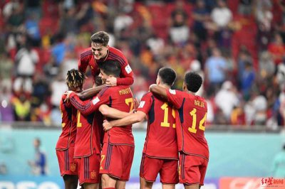 ​西班牙世界杯阵容（巴萨8人位列西班牙队阵容，为何俱乐部却在踢欧联杯？）