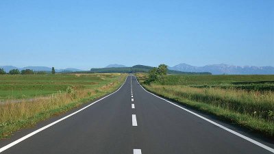 ​我国为什么车和人都要靠右走 在我国为什么人和车要靠右走?