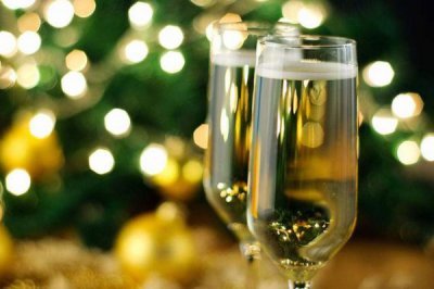 ​白葡萄酒香槟女人喝着有好处吗(白葡萄酒和香槟哪个贵)