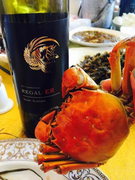 吃大闸蟹喝红酒好吗