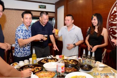 ​五瓶啤酒等于多少白酒（1杯白酒等于5瓶啤酒的水平吗）