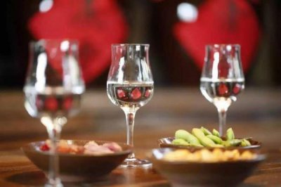 ​52度泸州贡酒喜庆装多少钱(泸州贡酒52度价格)