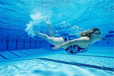 ​游泳那种姿势最好学 游泳要学多久才会