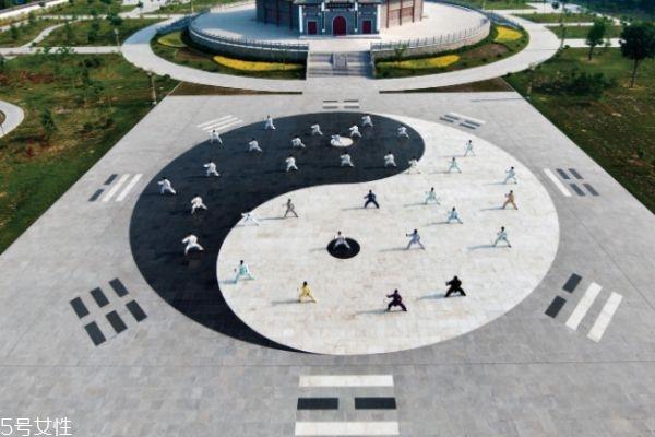 打太极拳有什么好处呢 老人打太极拳有什么好处呢