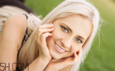 ​女性小便发黄是怎么回事？女性小便发黄有异味的原因有哪些？