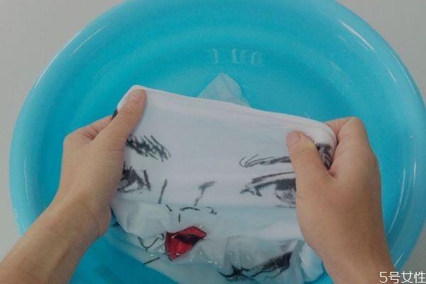 番茄汁弄衣服上怎么洗 清洗衣服污渍的技巧有什么