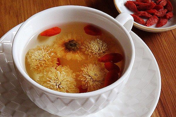 菊花茶的正确冲泡方式 夏季喝菊花茶好吗