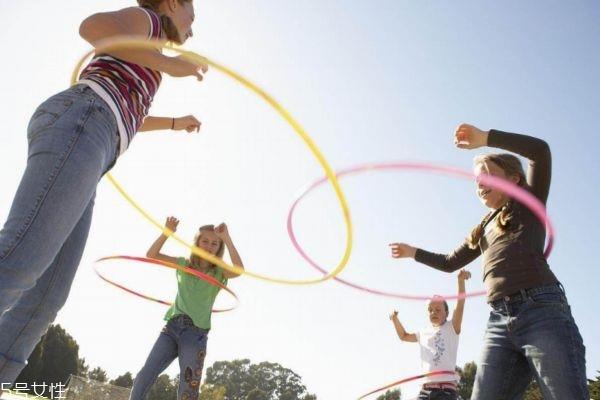 女人转呼啦圈有什么影响 呼啦圈减肥法 女人转呼啦圈有什么影响 呼啦圈减肥法