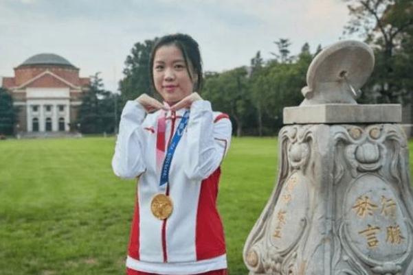 杨倩将奥运会领奖服赠予清华 射击的正确姿势 杨倩将奥运会领奖服赠予清华 射击的正确姿势