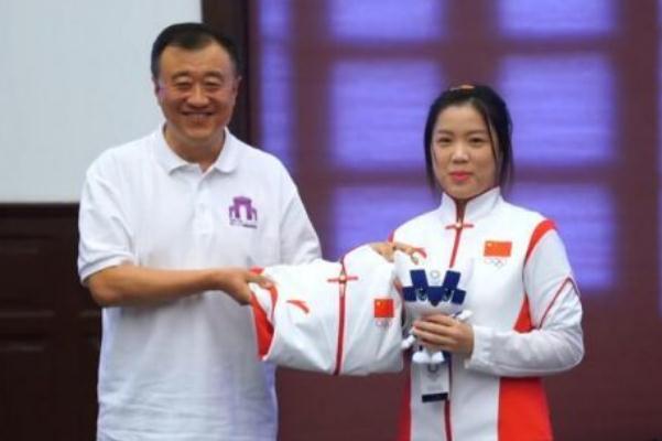 杨倩将奥运会领奖服赠予清华 射击的正确姿势 杨倩将奥运会领奖服赠予清华 射击的正确姿势