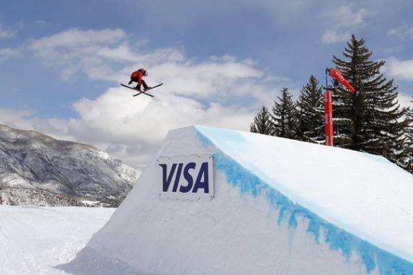 凌波微步!谷爱凌含泪第三跳 滑雪比赛是怎么拍摄的