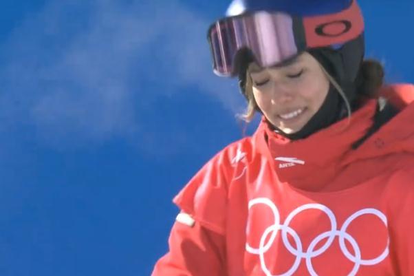 凌波微步!谷爱凌含泪第三跳 滑雪比赛是怎么拍摄的