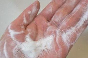 洗澡用沐浴露还是香皂好?请注意沐浴露使用问题 洗澡用沐浴露还是香皂好?请注意沐浴露使用问题