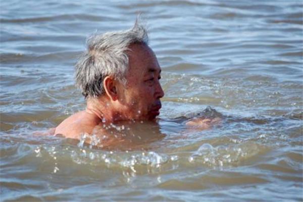冬泳可以提高性功能吗 冬泳对前列腺好不好