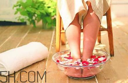 练瑜伽穿什么好?练瑜伽后可以泡脚吗? 练瑜伽穿什么好?练瑜伽后可以泡脚吗?