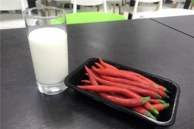 ​喝牛奶解辣吗 喝这个较有效