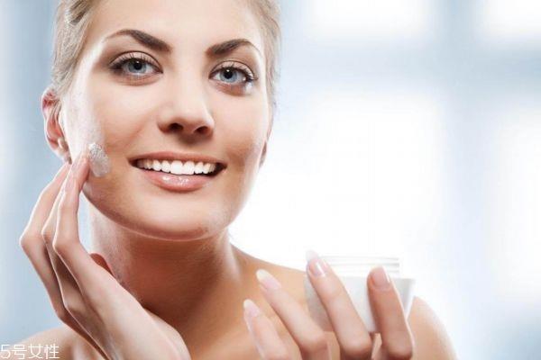 冬天身体皮肤干燥怎么办 冬天腿上皮肤干燥怎么办