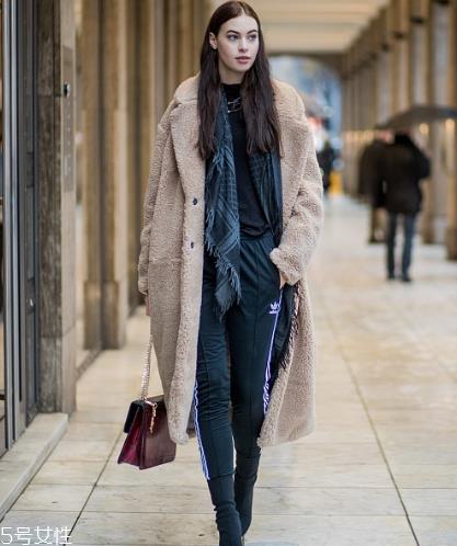 黑色打底衫怎么配衣服？时尚界的常青单品